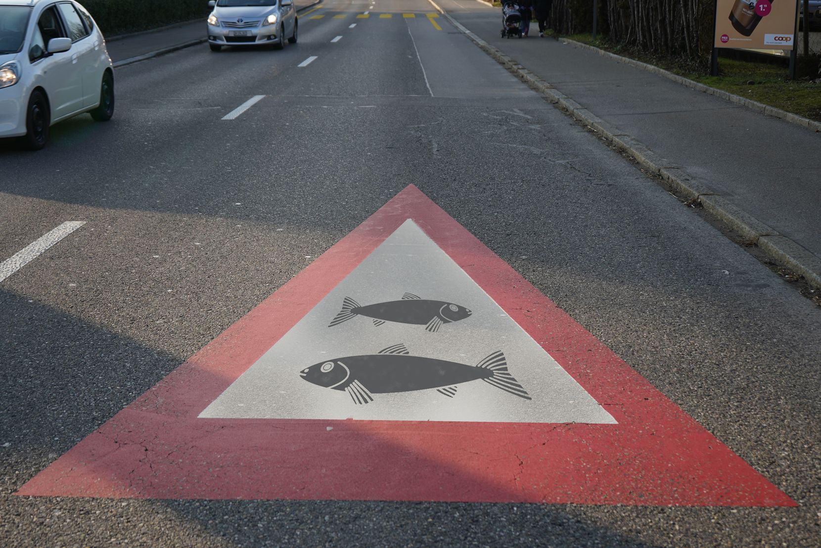 Verkehrsschild, in das ein Element aus dem Gemeindewappen eingefügt wurde.